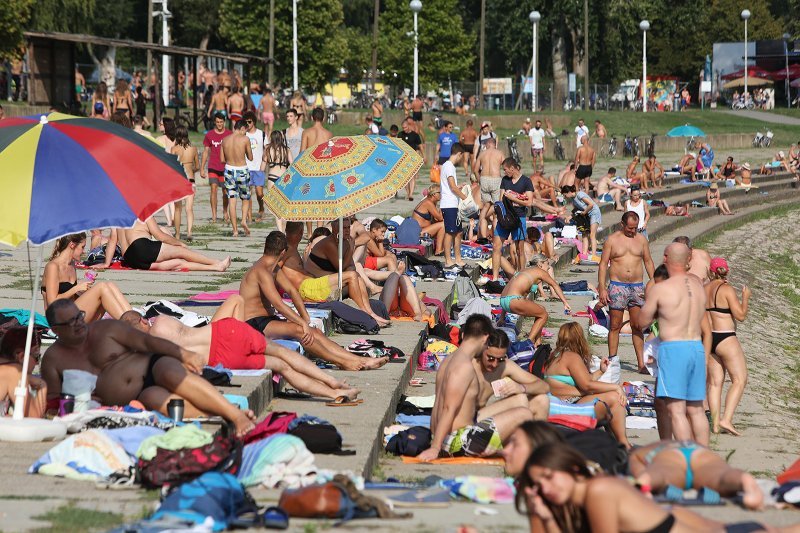 Osječani na gradskom kupalištu uz Dravu potražili osvježenje od vrućine