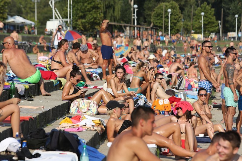 Osječani na gradskom kupalištu uz Dravu potražili osvježenje od vrućine