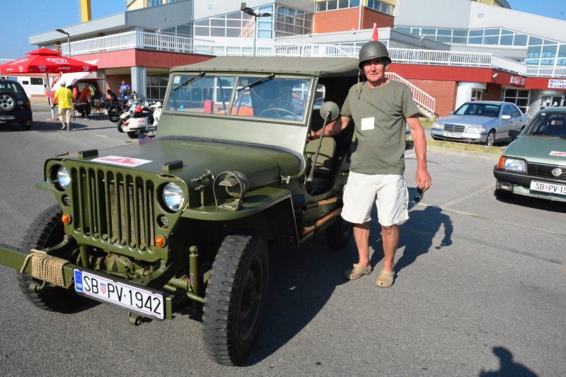 Slavonski Brod: Izložba oldtimera