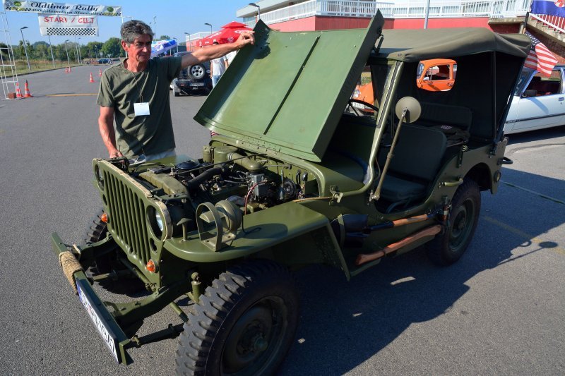 Slavonski Brod: Izložba oldtimera