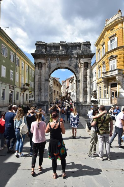 Pula: Stara gradska jezgra nakon razvedravanja opet je puna turista