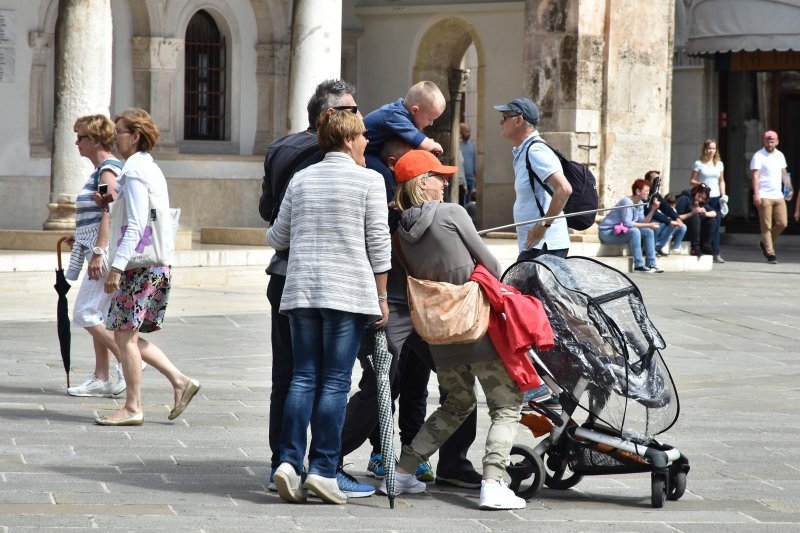 Pula: Stara gradska jezgra nakon razvedravanja opet je puna turista