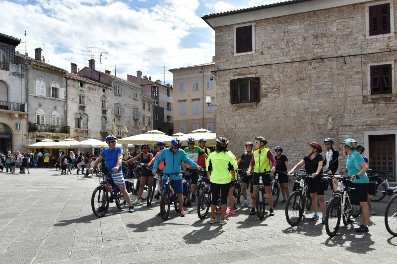 Pula: Stara gradska jezgra nakon razvedravanja opet je puna turista