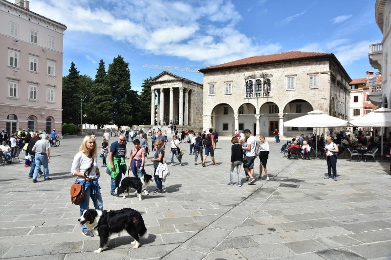 Pula: Stara gradska jezgra nakon razvedravanja opet je puna turista