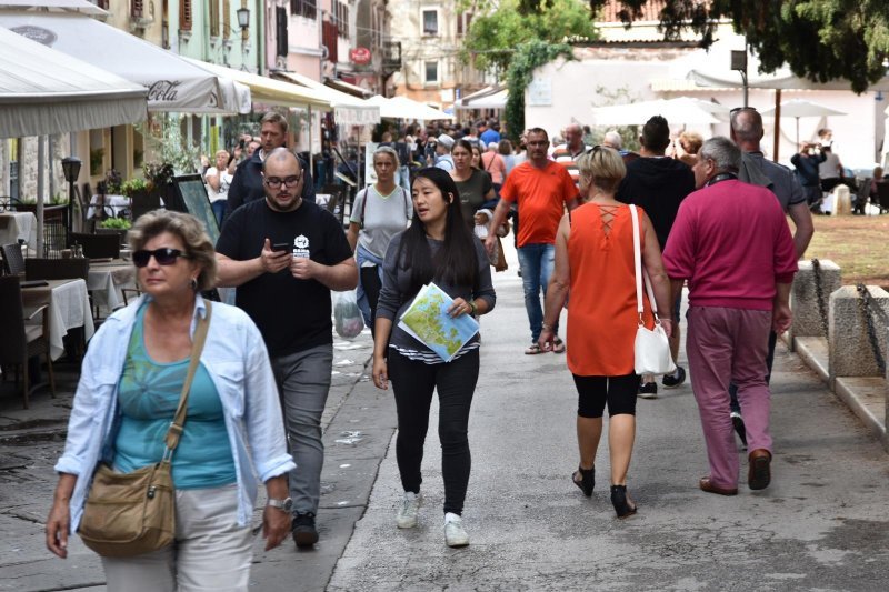 Pula: Stara gradska jezgra nakon razvedravanja opet je puna turista