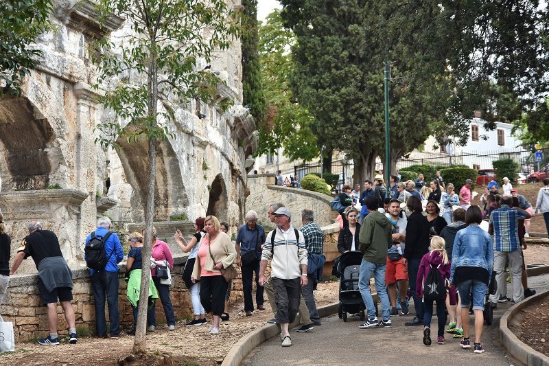 Pula: Stara gradska jezgra nakon razvedravanja opet je puna turista