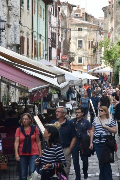 Pula: Stara gradska jezgra nakon razvedravanja opet je puna turista