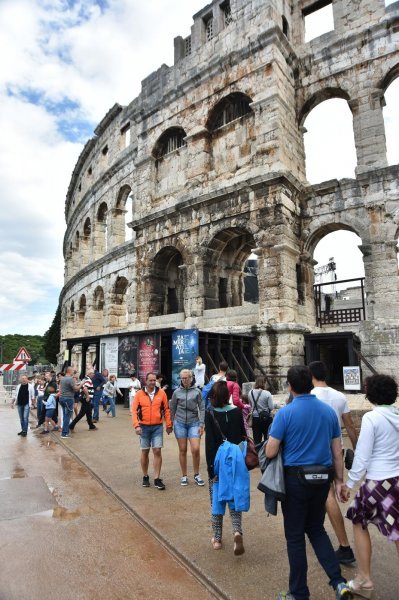 Pula: Stara gradska jezgra nakon razvedravanja opet je puna turista