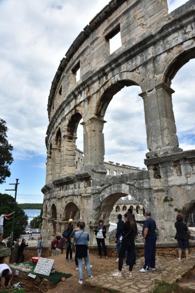 Pula: Stara gradska jezgra nakon razvedravanja opet je puna turista