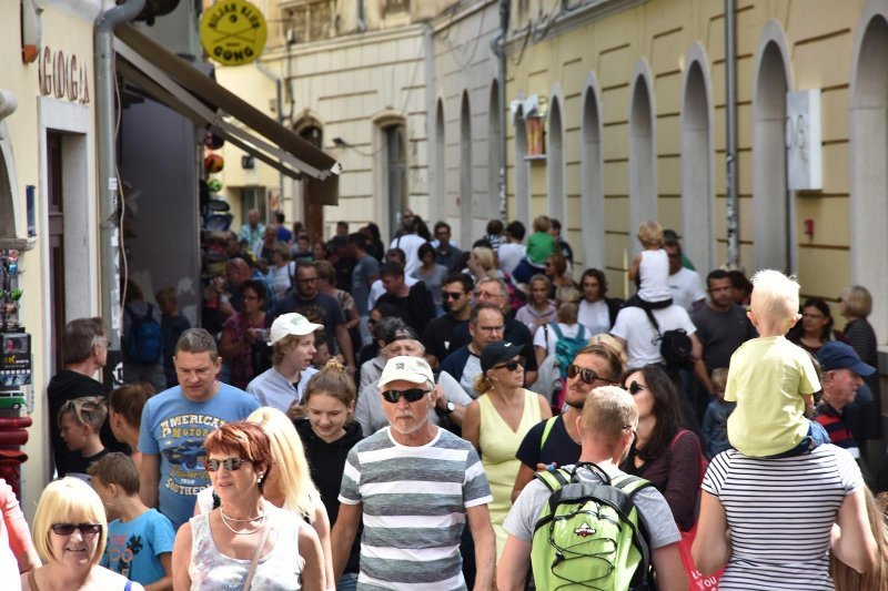 Pula: Stara gradska jezgra nakon razvedravanja opet je puna turista