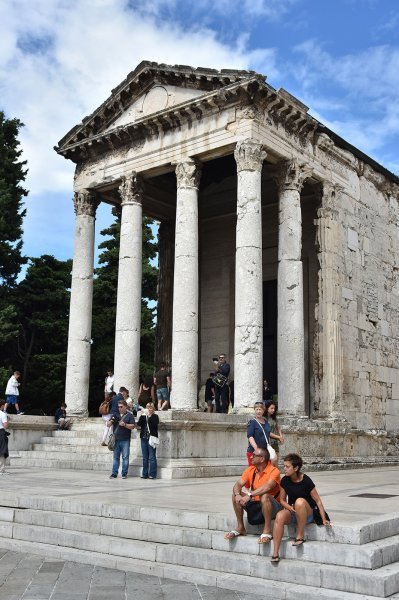 Pula: Stara gradska jezgra nakon razvedravanja opet je puna turista