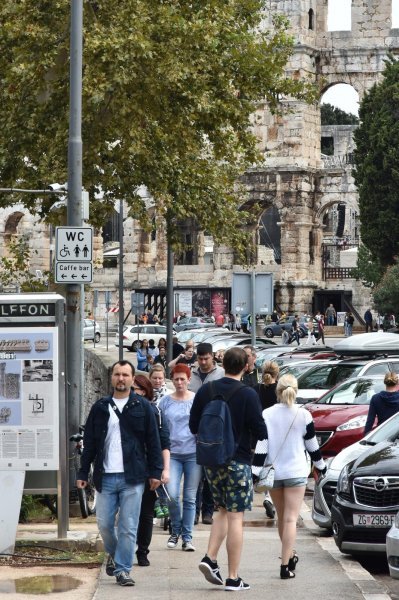 Pula: Stara gradska jezgra nakon razvedravanja opet je puna turista