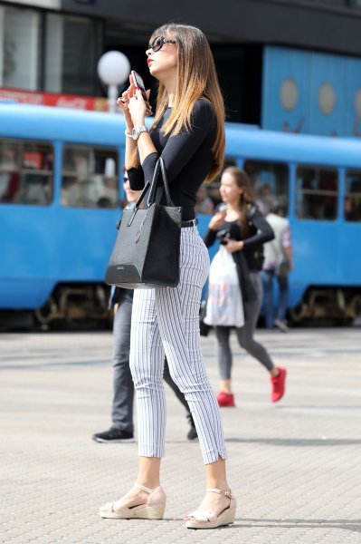 Atraktivna brineta na Trgu bana Jelačića