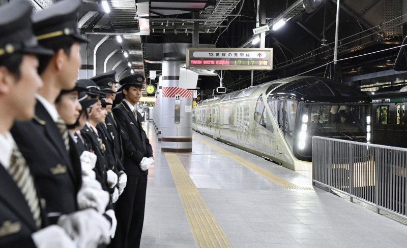 Na svoje prvo četverodnevno putovanje do Hokkaida i natrag vlak je krenuo 1. svibnja sa stanice Ueno Station u Tokiju