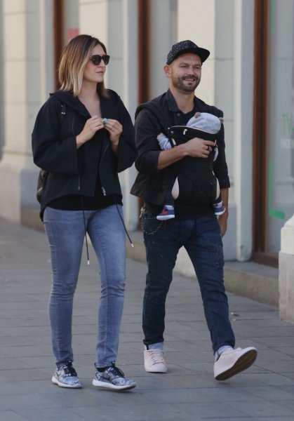Ivan Dečak i Nina Celio-Cega u šetnji sa sinom