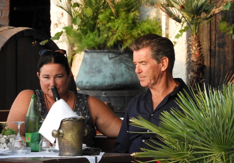 Pierce Brosnan na večeri sa suprugom