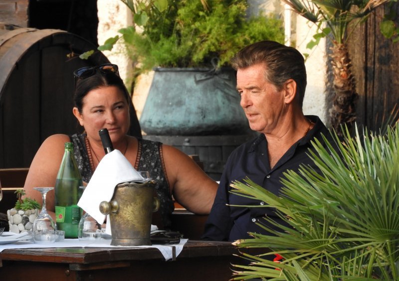 Pierce Brosnan na večeri sa suprugom