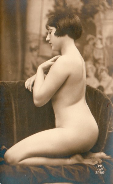 P.C. - klečeći ženski akt (Pariz, 1925.)