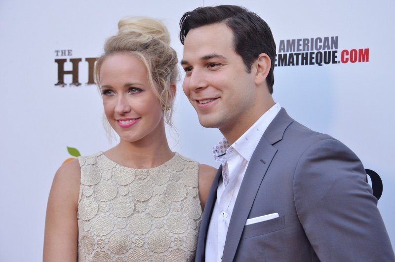 Anna Camp i Skylar Astin