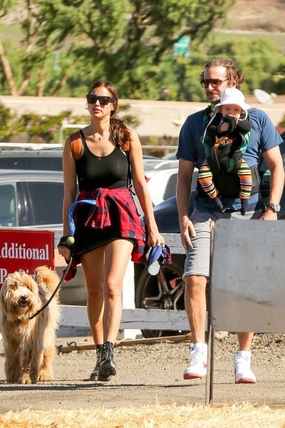 Bradley Cooper i Irina Shayk u šetnji s kćerkicom