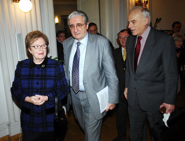 Branko Salaj, ministar informiranja u Vladi nacionalnog jedinstva, s Ankicom i Miroslavom Tuđmanom