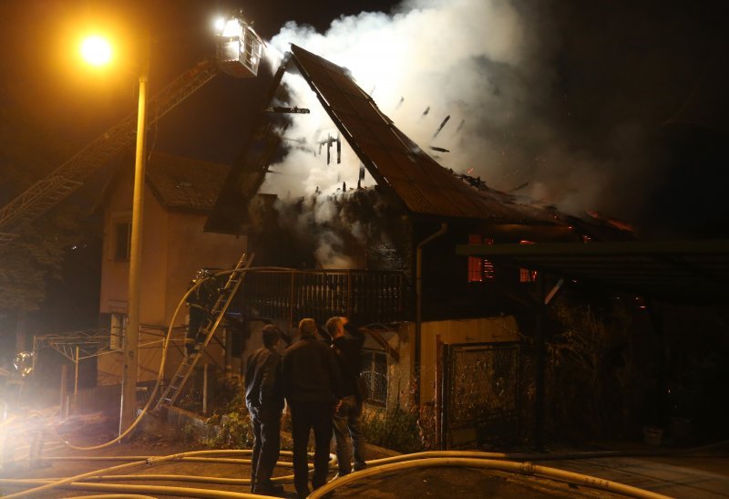 U Bjelolasičkoj ulici u Mlinovima planula je kuća