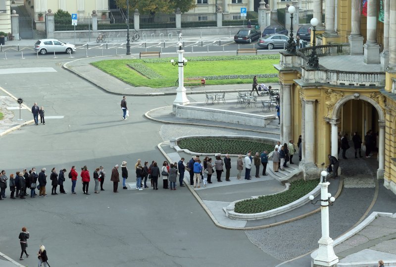 Gužva ispred HNK Zagreb