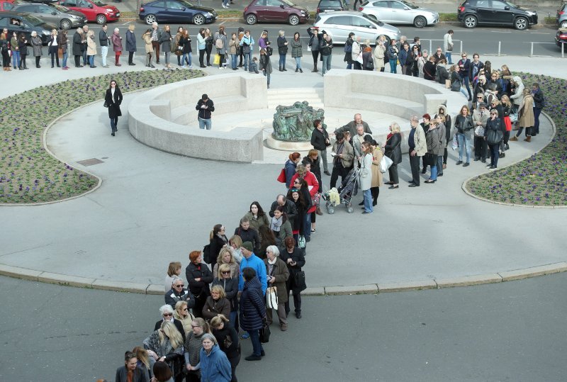 Gužva ispred HNK Zagreb