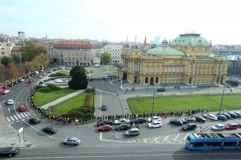 Gužva ispred HNK Zagreb