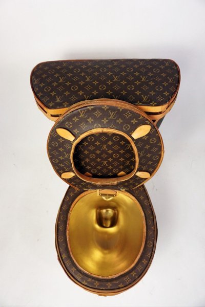 Zlatna WC školjka Louis Vuitton