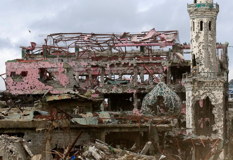 Uništene kuće i džamija u Marawiju na Filipinima