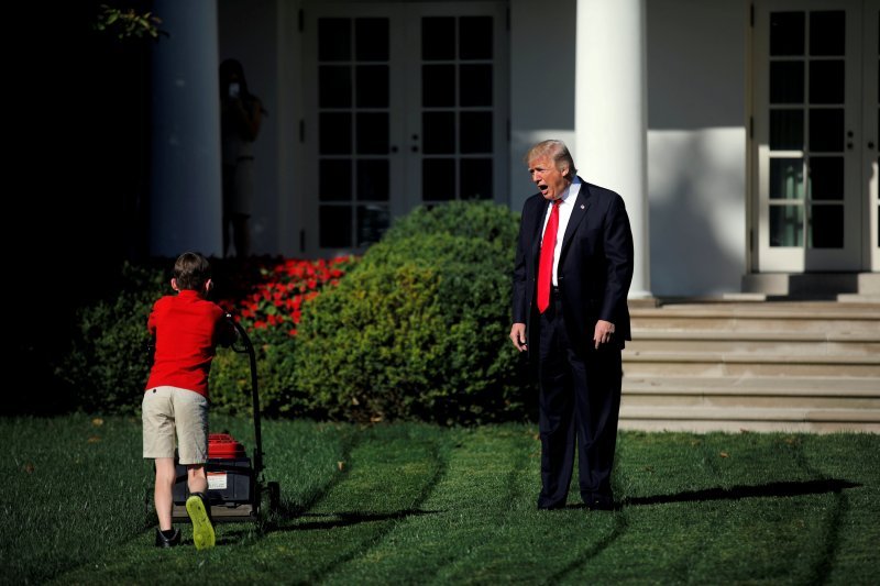 Trump pozdravlja dječaka Franka Giaccia koji je došao pokositi travu pred Bijelom kućom