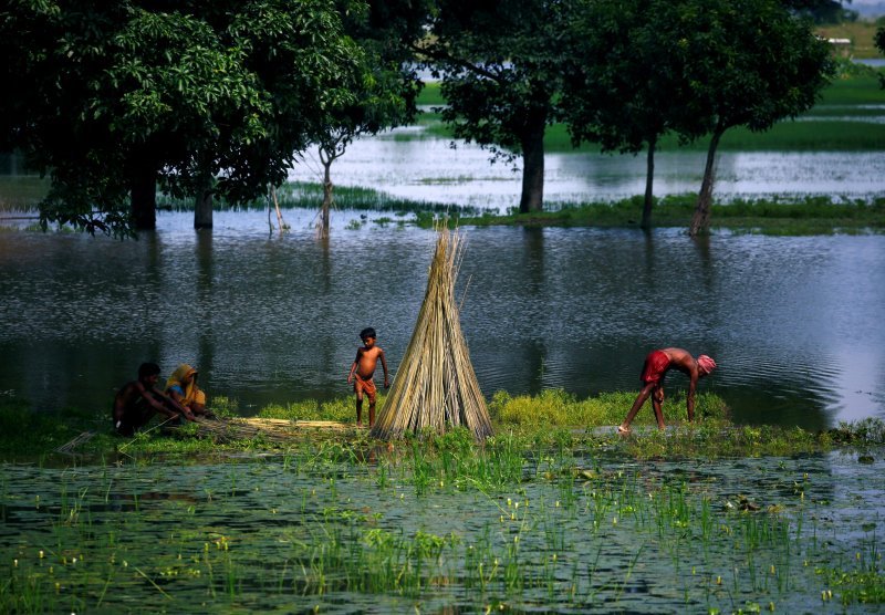 Stanovnici obrađuju zemlju nakon poplava u Nepalu