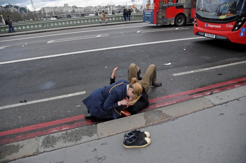 Žena pomaže ranjenima u napadu kod mosta Westminister u Londonu