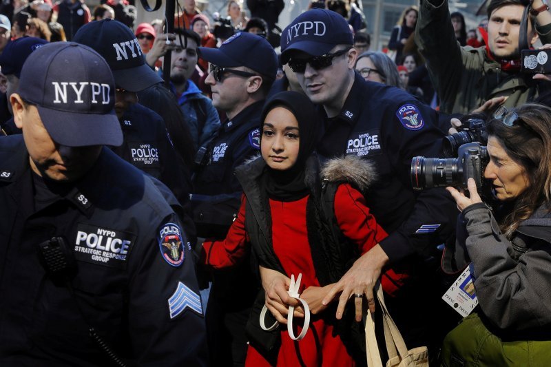 Američka policija privodi djevojku na Međunarodni dan žena