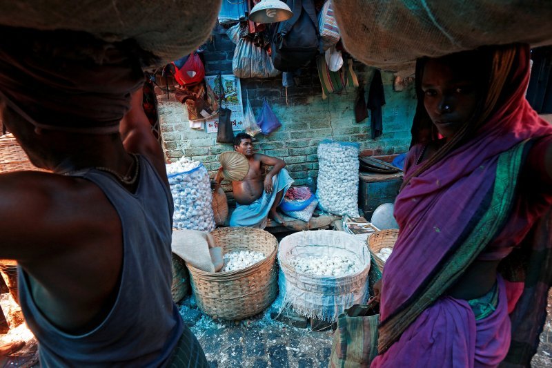 Prodavač se pokušava rashladiti na tržnici u Kalkuti