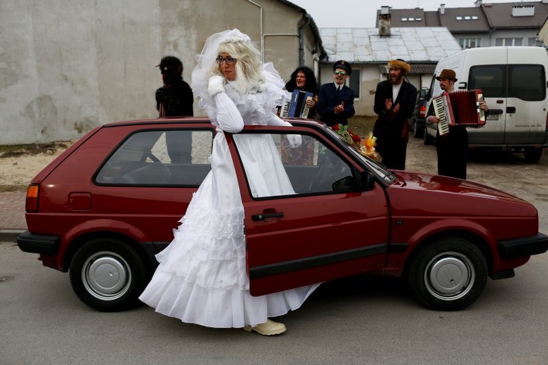 Muškarci se oblače u žene na posljednji dan karnevala u Poljskoj