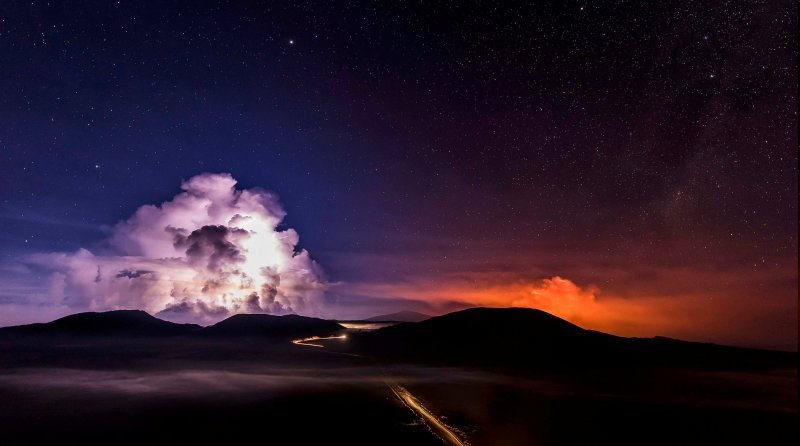 Lava suklja iz vulkana na francuskom otoku Reunion u Indijskom oceanu