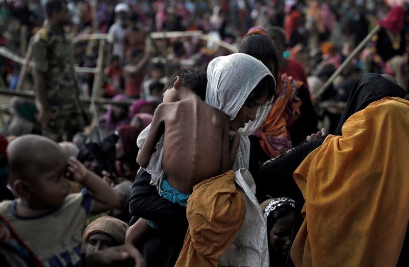 Žena nosi dijete u izbjegličkom kampu u Bangladešu