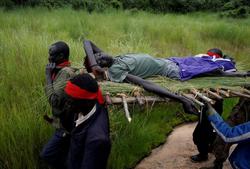 Pobunjenici nose ranjenog kolegu nakon sukoba s vladinim snagama u južnom Sudanu