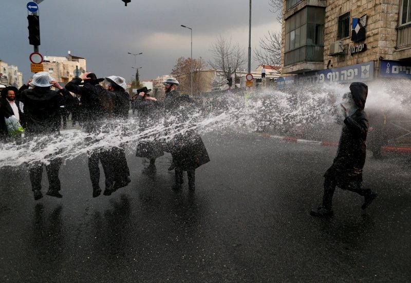 Izraelska policija gađa vodom ultraortodoksne Židove