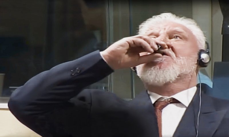 Praljak u sudnici popio otrov i preminuo