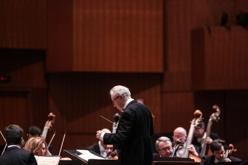 Koncert Zagrebačke filharmonije uz dirigenta Pavla Dešpalja i Ivu Pogorelića na klaviru