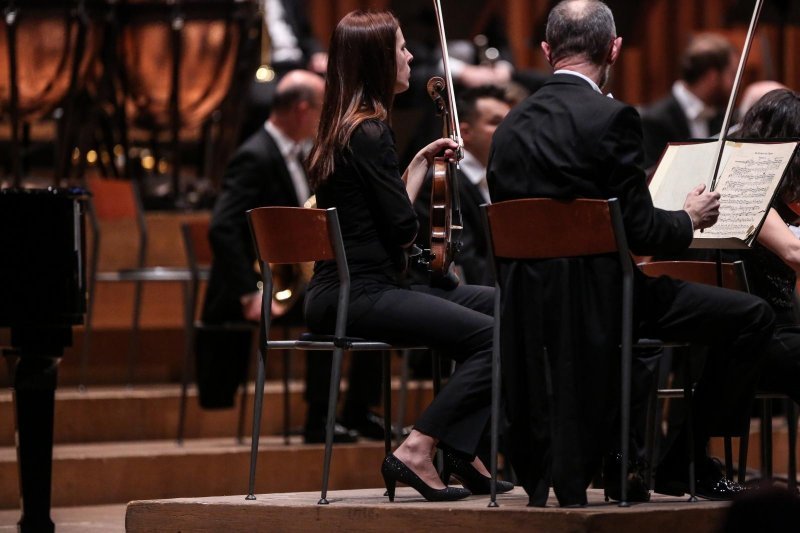 Koncert Zagrebačke filharmonije uz dirigenta Pavla Dešpalja i Ivu Pogorelića na klaviru