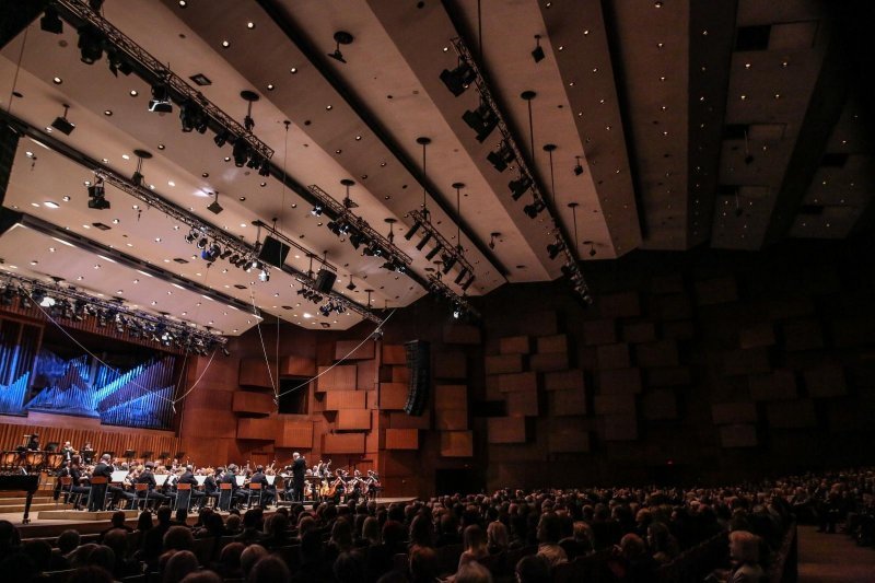 Koncert Zagrebačke filharmonije uz dirigenta Pavla Dešpalja i Ivu Pogorelića na klaviru