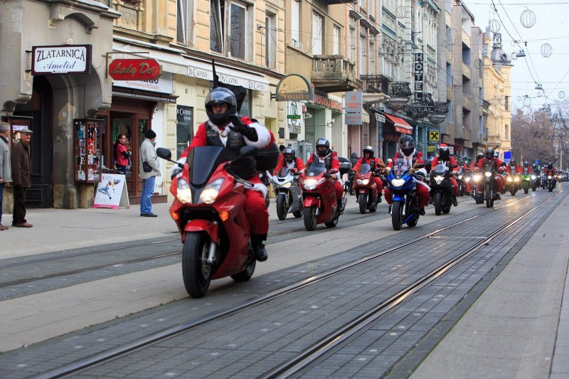 Tradicionalan defile motomrazova gradskim ulicama Osijeka