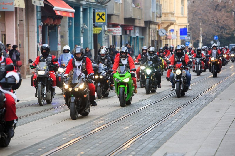 Tradicionalan defile motomrazova gradskim ulicama Osijeka