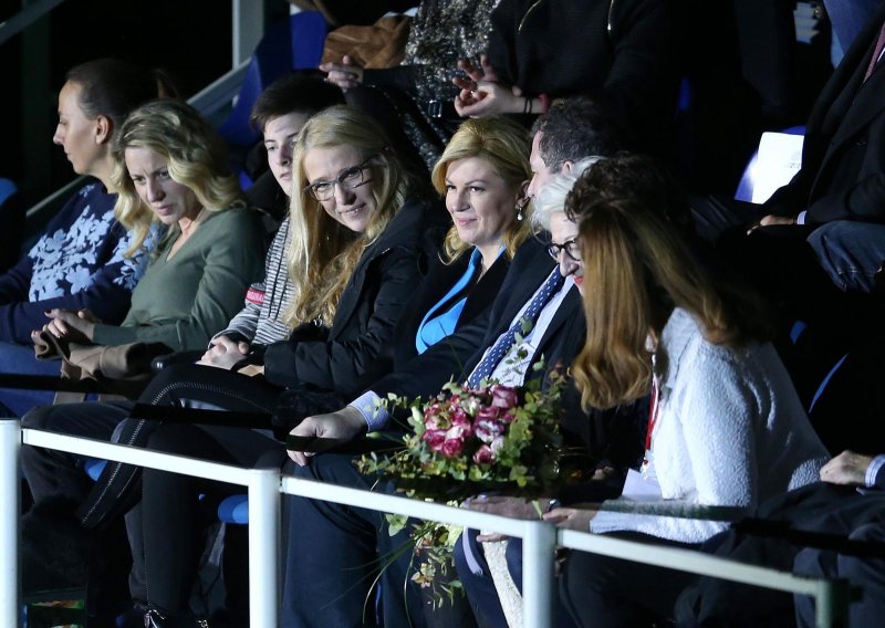 Predsjednica Grabar-Kitarović sa suprugom Jakovom bodrila kćer na reviji pobjednika