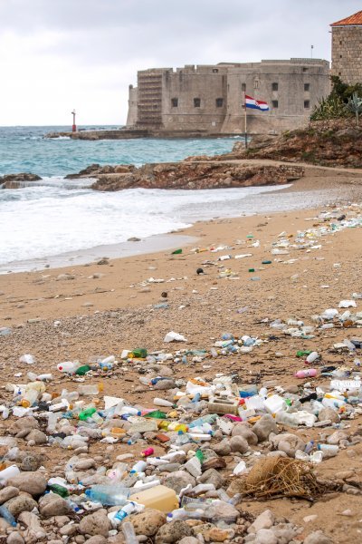 Nanosi smeća na plaži Banje u Dubrovniku