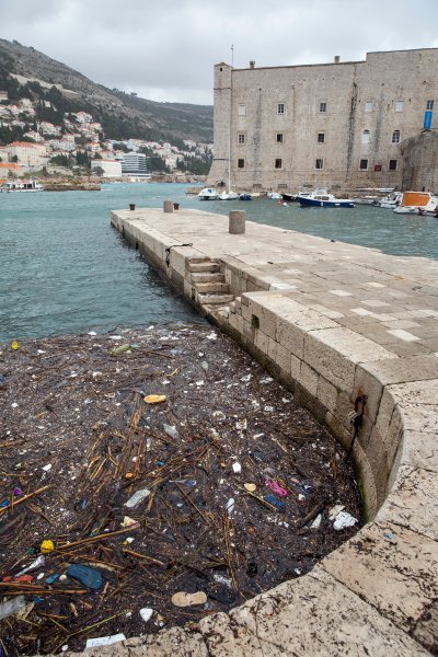 Nanosi smeća na plaži Banje u Dubrovniku